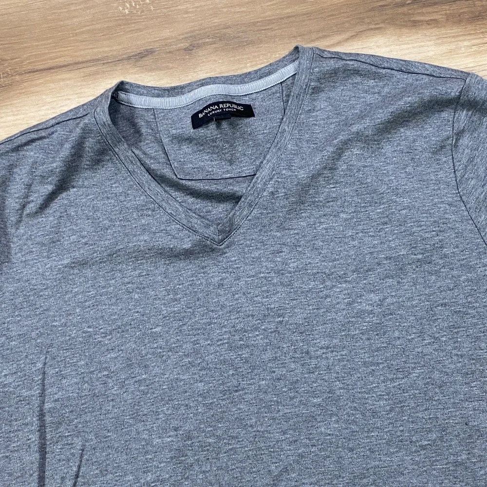 Banana Republic T-Shirt Men M Minimalist Luxury Touch Cotton V-Neck Grey Classic